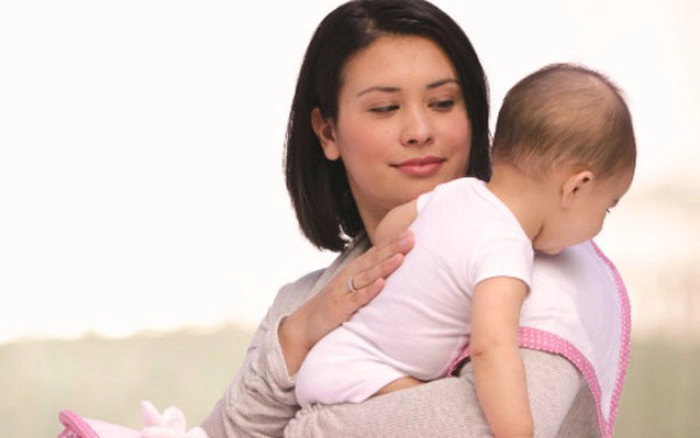 4 cách giúp trẻ sơ sinh giảm nôn trớ